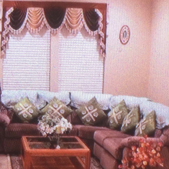 6 decorative pillows